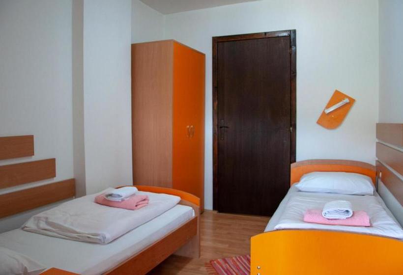 پانسیون Apartmani Zvirac