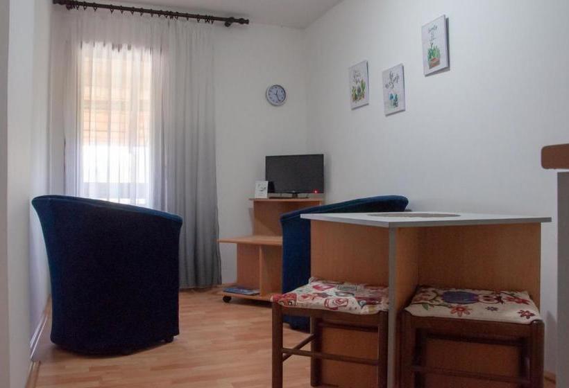 پانسیون Apartmani Zvirac