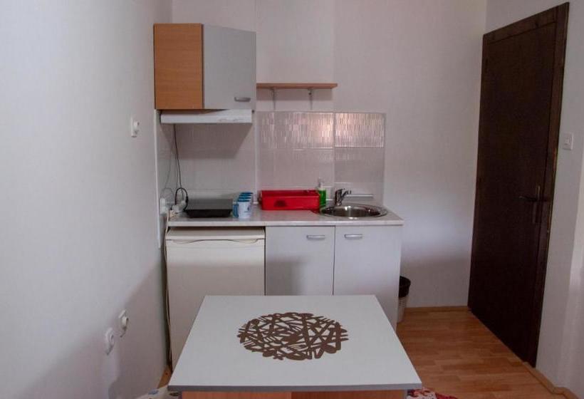 پانسیون Apartmani Zvirac