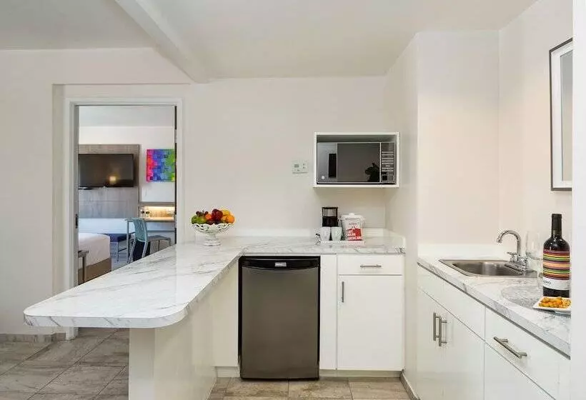 Hotel Mesaluna Near American Consulate