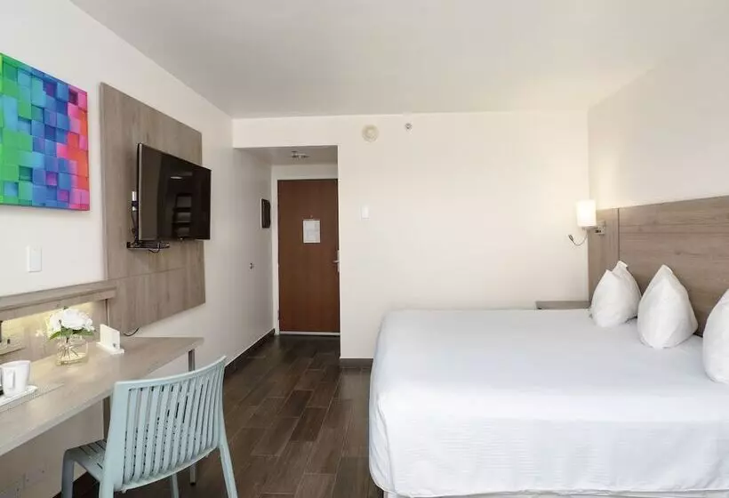 Hotel Mesaluna Near American Consulate