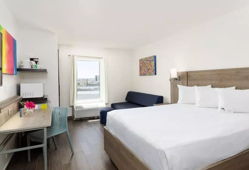 Hotel Mesaluna Near American Consulate