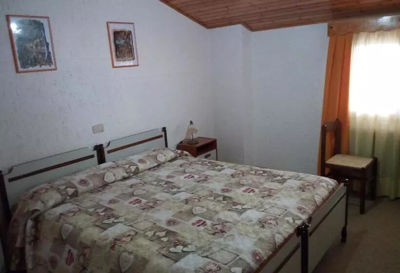 Hotelli Albergo Al Pino