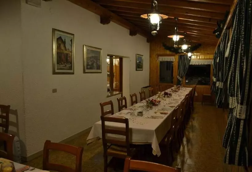Hotelli Albergo Al Pino