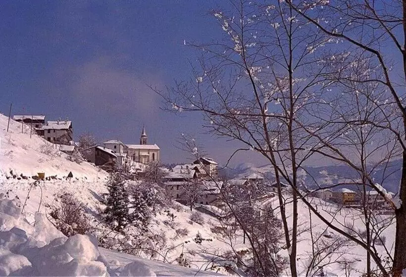 Hotelli Albergo Al Pino