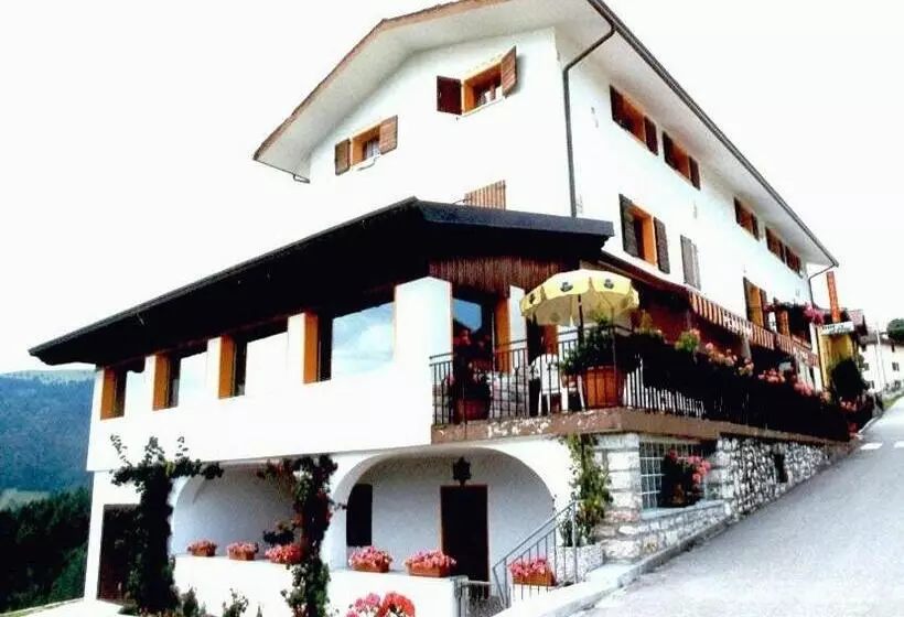 Hotelli Albergo Al Pino