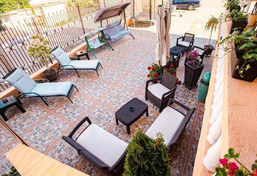 호텔 Roxy & Maryo  Restaurant  Terasa  Loc De Joaca Pentru Copii  Parcare Gratuita