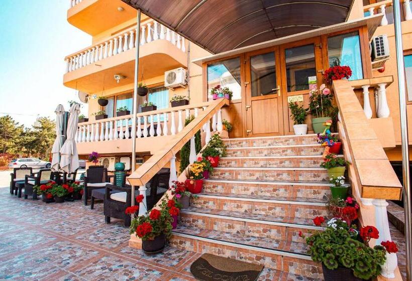 호텔 Roxy & Maryo  Restaurant  Terasa  Loc De Joaca Pentru Copii  Parcare Gratuita