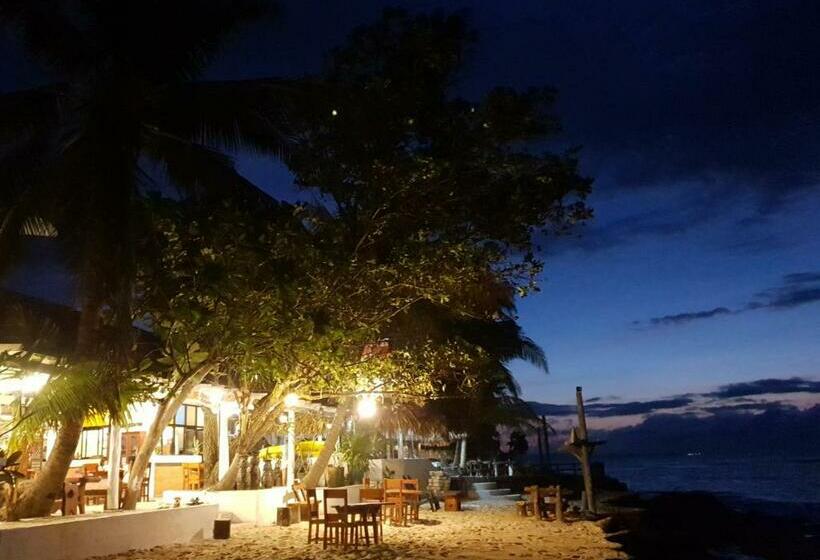 Reddoorz Plus @ Evangeline Beach Resort