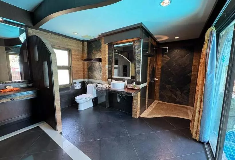 Отель Beach Bungalow At Lanta Resort