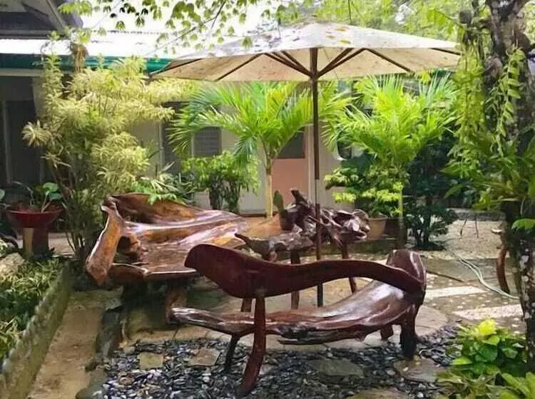 ペンション Pisces Tourist Inn   Port Barton