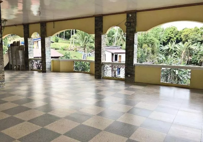 Hotelli Mt. Maculot View Resort