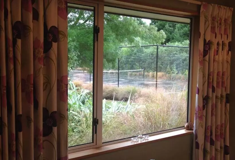 هتل Newlands Bed And Breakfast