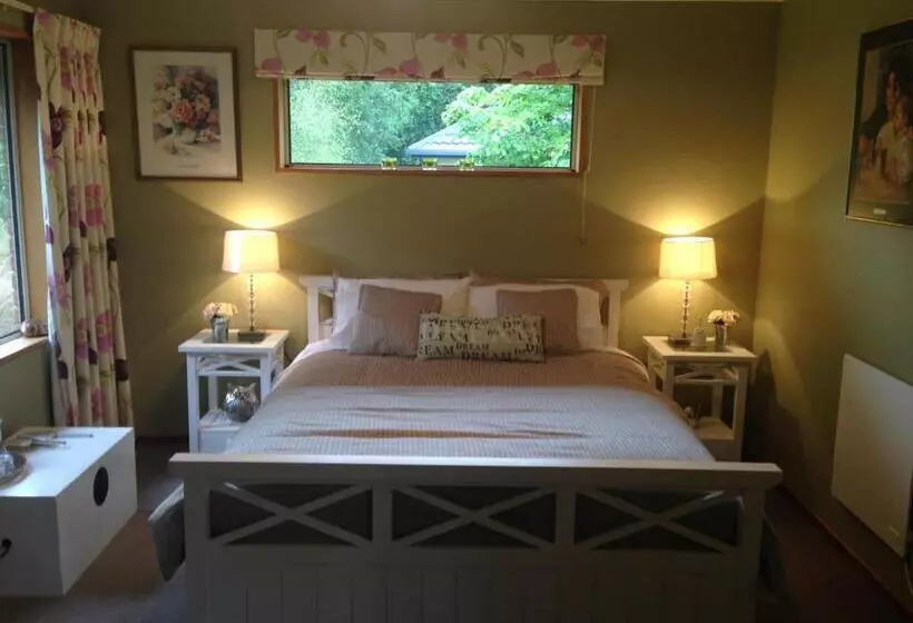 هتل Newlands Bed And Breakfast