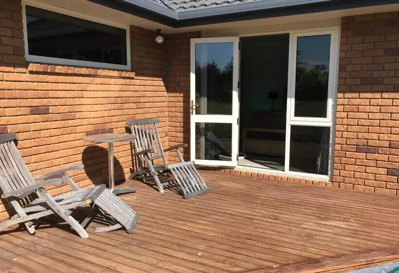 هتل Newlands Bed And Breakfast