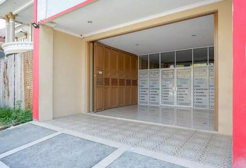 ホテル Reddoorz Near Hartono Mall Solo