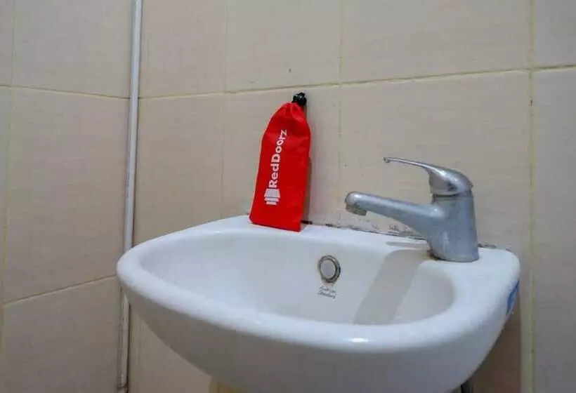 ホテル Reddoorz Near Hartono Mall Solo