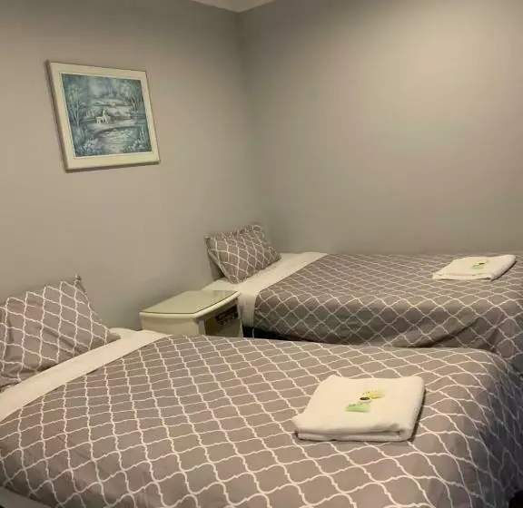 Casey On Princes Motel