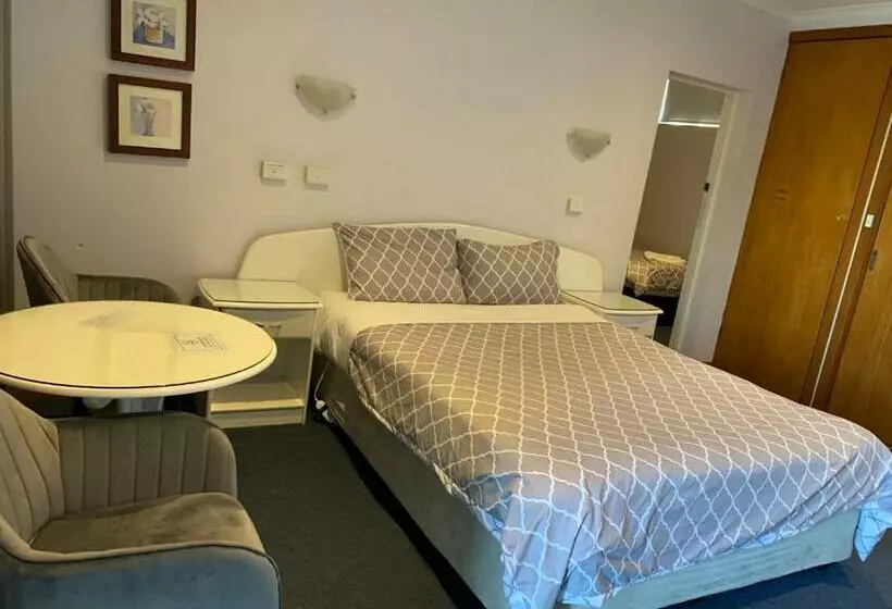 Casey On Princes Motel