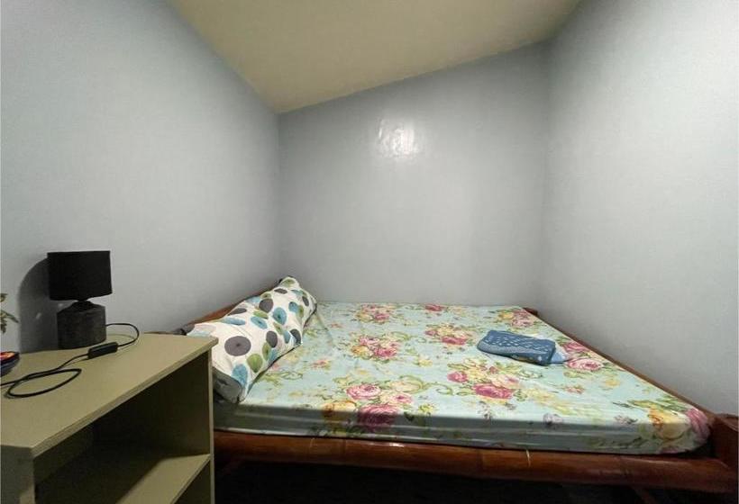 Hotelli Oyo 795 Tapales Guest House