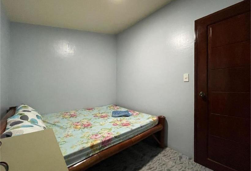 Hotelli Oyo 795 Tapales Guest House