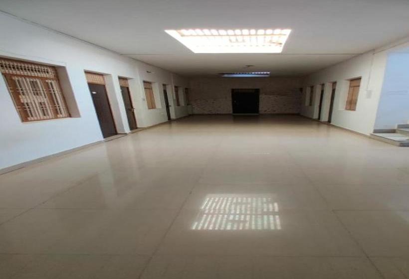 ホテル Oyo 80763 Tomar Palace