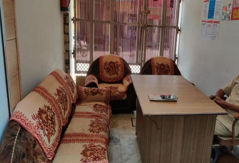 ホテル Oyo 80763 Tomar Palace