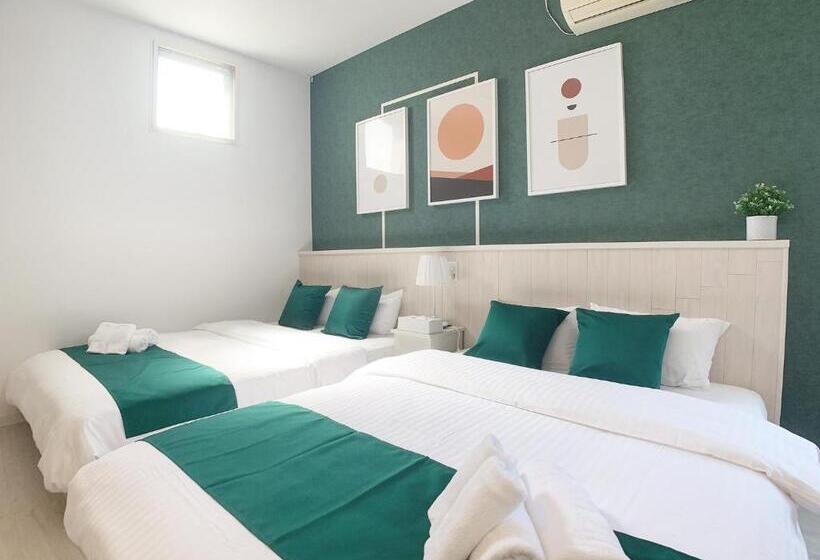 Bar & Hotel Colors Miyajima