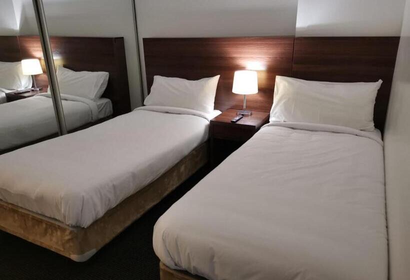 בית מלון כפרי Apx World Square