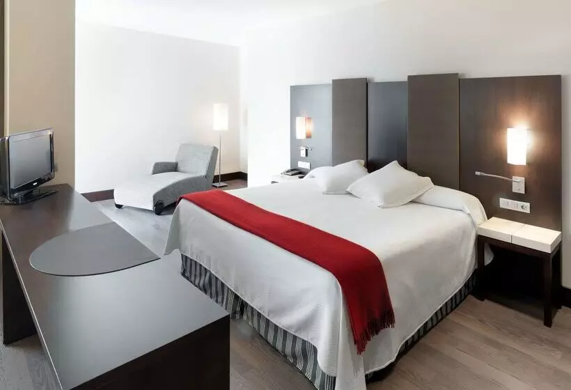 هتل NH Campo De Gibraltar