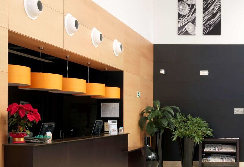 ホテル NH Campo De Gibraltar