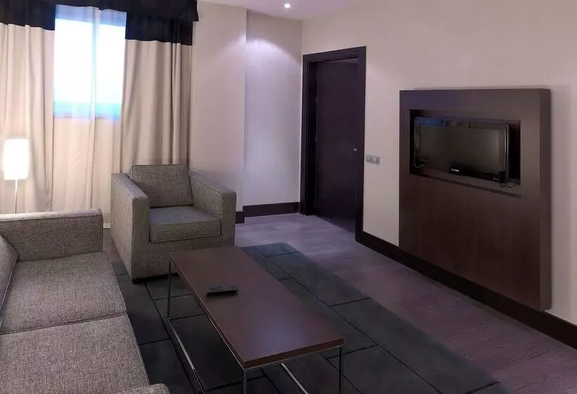 هتل NH Campo De Gibraltar