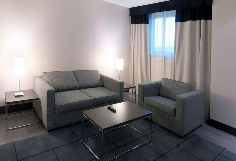 هتل NH Campo De Gibraltar