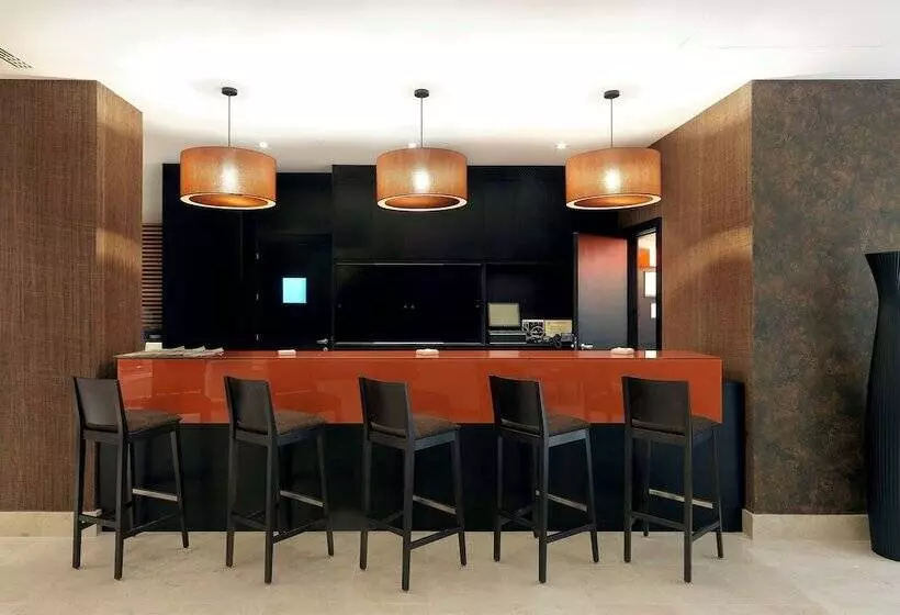 هتل NH Campo De Gibraltar