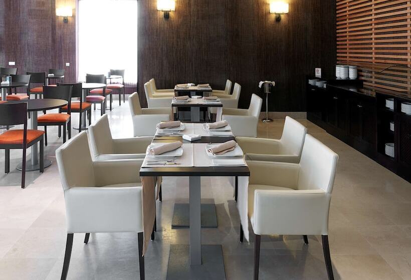 ホテル NH Campo De Gibraltar