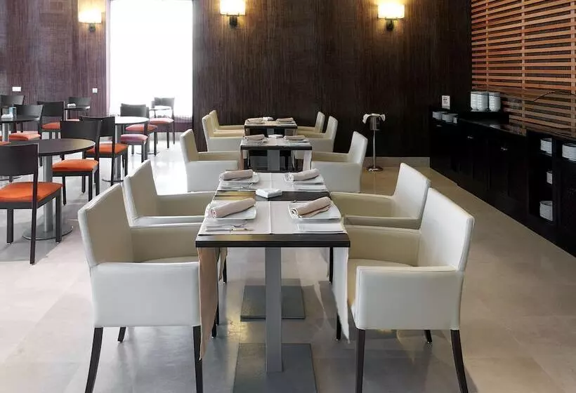 هتل NH Campo De Gibraltar