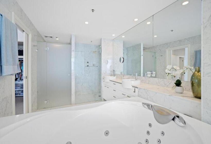 בית מלון כפרי Reflections Tower Two