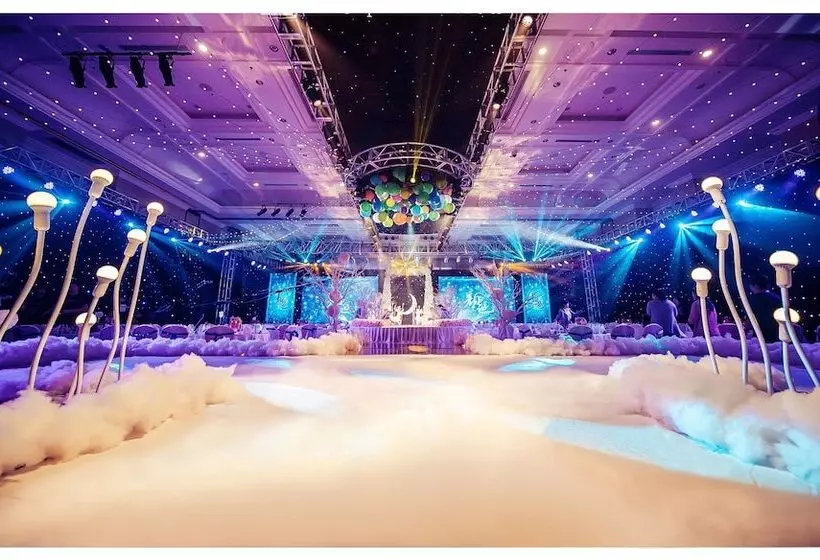 Отель Rich Gate