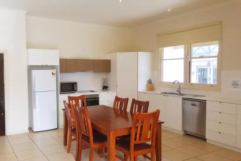 هتل The Victoria Apartments