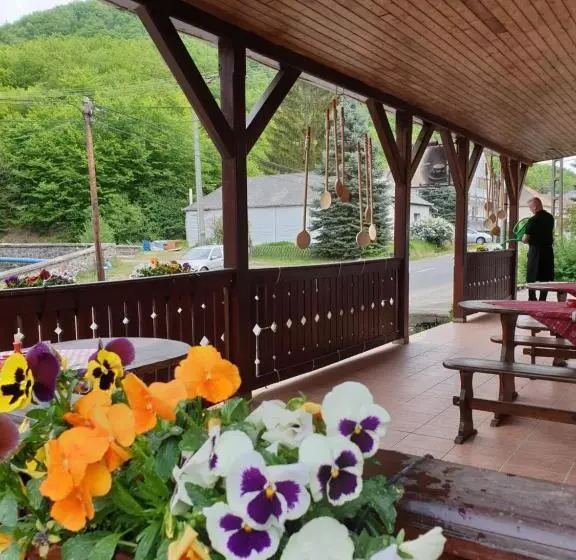 ユースホステル Fakanalas Fogadó