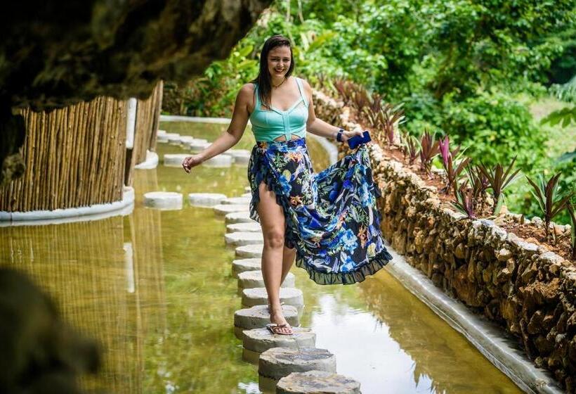 استراحتگاه Dominican Tree House Village