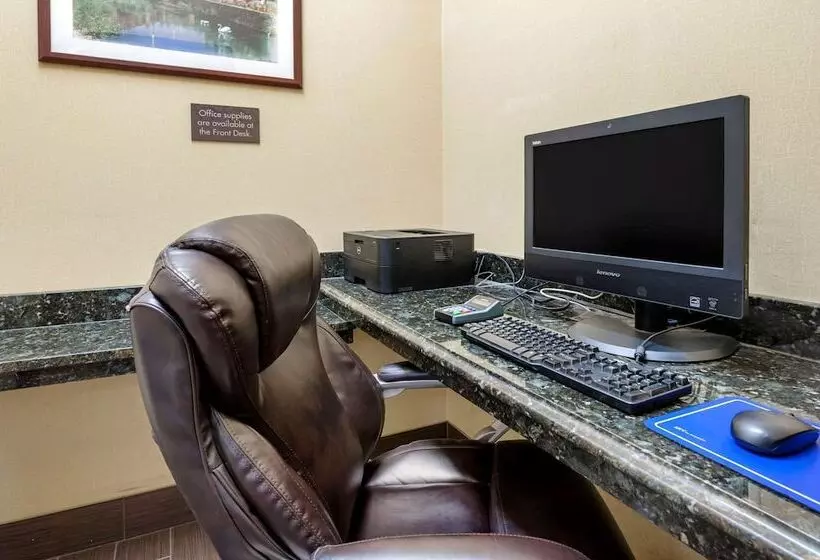 ホテル Comfort Suites Miamisburg   Dayton South