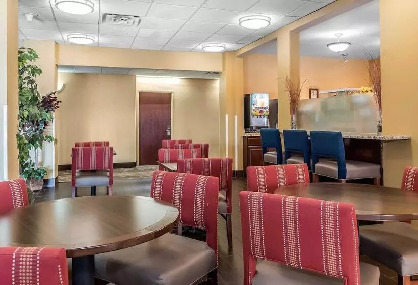 ホテル Comfort Suites Miamisburg   Dayton South