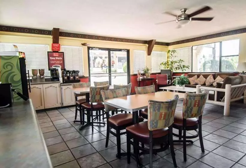 Hotelli Super 8 By Wyndham Albuquerque Downtown