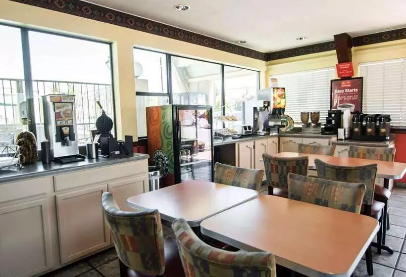 Hotelli Super 8 By Wyndham Albuquerque Downtown