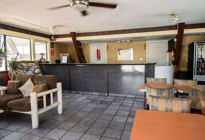 Hotelli Super 8 By Wyndham Albuquerque Downtown