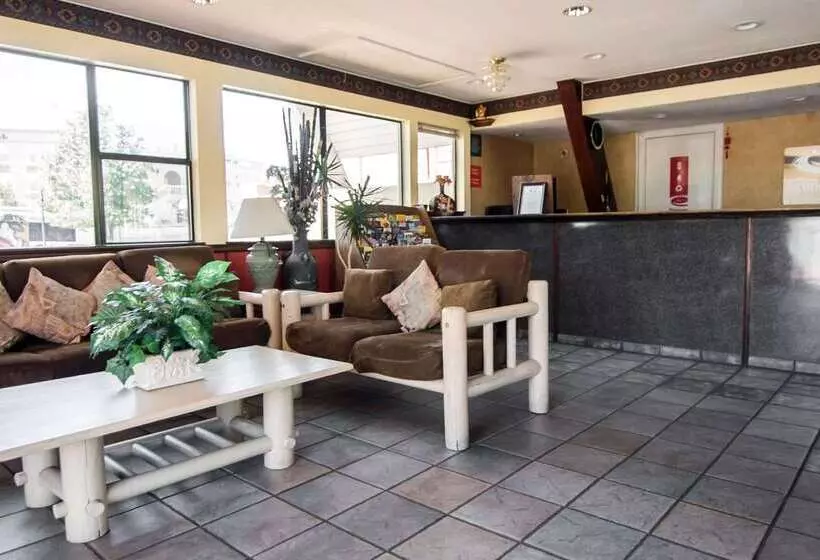 Hotelli Super 8 By Wyndham Albuquerque Downtown