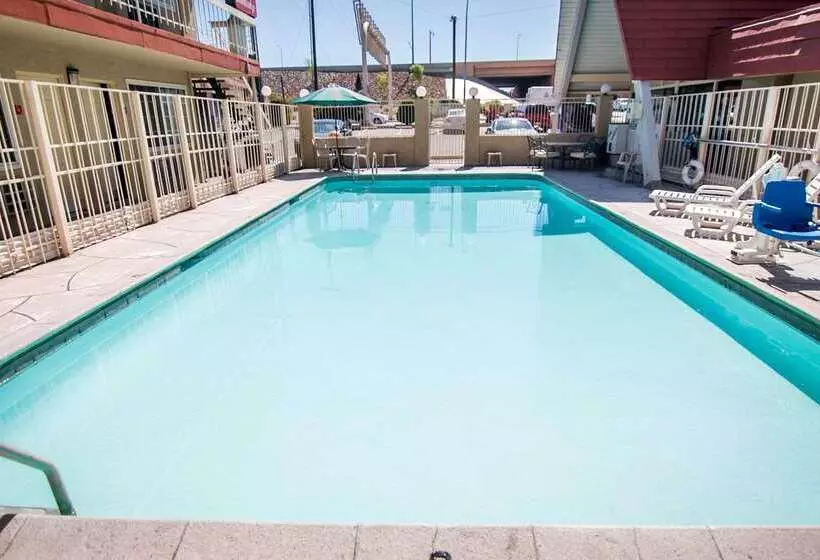 Hotelli Super 8 By Wyndham Albuquerque Downtown