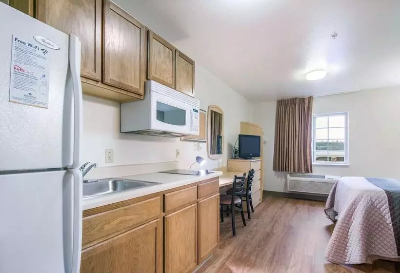 هتل Hometowne Studios & Suites By Red Roof Bentonville