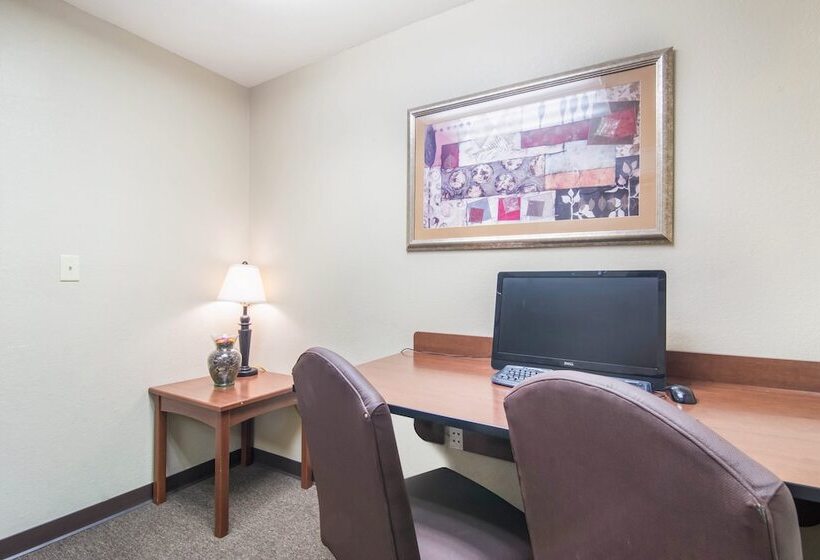 ホテル Hometowne Studios & Suites By Red Roof Bentonville